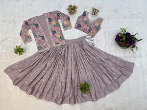 Conjunto de Lehenga, Blusa y Koti con Bordado de Estilo Rico y Trabajo Manual Elaborado para Novias, Bodas, Fiestas y Eventos Étnicos - Product Image 4