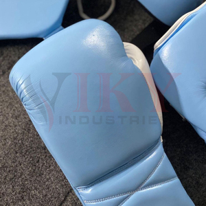 Conjuntos de equipo de boxeo azul claro y blanco con logotipo personalizado, guantes de boxeo profesionales, protector de cabeza, protector de ingle, ropa de protección para entrenamiento de MMA - Product Image 2