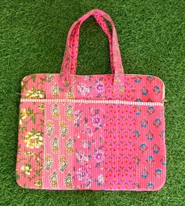 Sac à bandoulière matelassé en coton pour ordinateur portable avec fermeture éclair, design tendance - Sacs à main faits à la main pour le quotidien et les voyages, modèle Rajasthan - Product Image 3