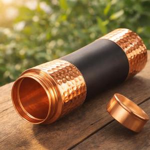 Bouteille d'eau en cuivre classique martelée, gravée et finition mate, de la collection Antique Creations – Écologique, réutilisable, coffret cadeau haut de gamme - Product Image 1