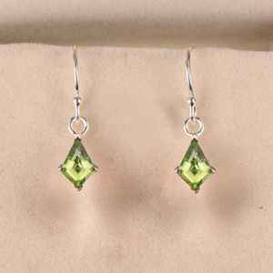 Pendientes de Plata de Ley 925 con Peridoto Verde en Forma de Cometa, Estilo Vintage, para Novia, Piedra de Nacimiento de Agosto - Product Image 1
