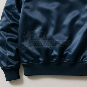 Veste en satin pour homme au design élégant avec surface lisse, manches longues, pour un style tendance et streetwear - Product Image 5