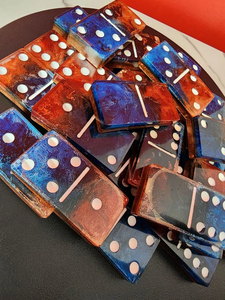 Jeu de dominos en résine de luxe rouge, bleu et blanc - Product Image 4