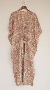 Vestido Kaftan Bohemio Rosa con Estampado Floral, Cuello en V, Corte Holgado para Mujer, Vestido Maxi de Algodón para Vacaciones - Product Image 5