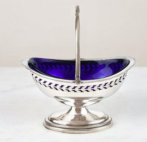 Corbeille antique plaquée argent avec insert en verre bleu et poignée pour la maison et la table - Product Image 1