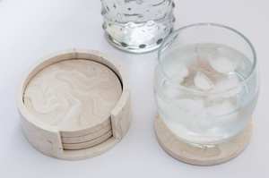 Juego de cuatro posavasos y soportes de Jesmonite hechos a mano, efecto mármol beige, decoración neutra para el hogar - Product Image 6