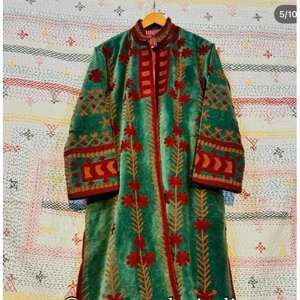 Veste universitaire élégante en velours recyclé, broderie florale artisanale, style bohème ethnique pour femme, collection SR Exports. - Product Image 4