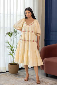 Robe midi élégante beige brodée, col en V, manches bouffantes, style bohème, imprimé floral, coupe ample, tenue décontractée d'été - Product Image 5
