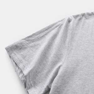 Ensemble décontracté pour homme : T-shirt gris à col rond avec poche à carreaux et short bleu marine à carreaux, respirant, idéal pour l'été - Product Image 3