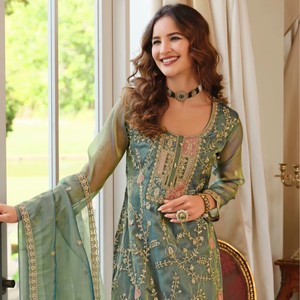 Ensemble de costume en soie élégant – Kurti brodé avec pantalon et dupatta à bordure en dentelle - Product Image 1