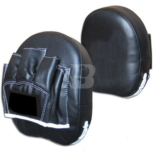 Pads d'entraînement en cuir uni rouge et noir, fabrication pakistanaise, vente en gros, pour la boxe et la pratique du punching - Product Image 4