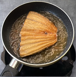 Filet de poisson-chat salé au Kunyit, séché au soleil naturellement, riche en protéines et en Oméga-3, sans additifs, provenant du Mékong, produit de la mer. - Product Image 3