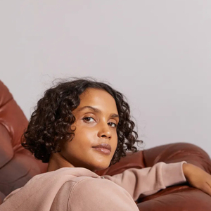 Sweat à capuche zippé pour femme, personnalisable OEM, en polaire premium, avec logo imprimé et nouveau design élégant, vente en gros - Product Image 5