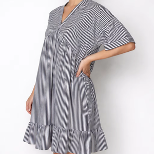 Vestido Camisero Midi Bohemio de Verano con Rayas Blancas y Negras, Cuello en V, Ajuste Relajado, Manga Corta, Estilo Casual Chic con Volantes en el Bajo - Product Image 1