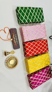 Ensemble de pochettes potli en brocart festif fait main, aux couleurs riches et élégantes, avec un travail de treillis doré, charme traditionnel pour les mariages - Product Image 3