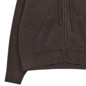 Sudadera con Capucha Marrón de Punto con Cierre y Emblema, Ropa Casual Cómoda para Hombre y Mujer, Sudadera con Cierre y Logotipo para Comodidad Diaria - Product Image 3