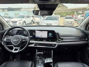 Voiture d'occasion blanche SUV 2022 Sportage Essence 5 places Entrée par clé intelligente Sièges en cuir chauffants Phares LED Turbo Fiable - Product Image 3