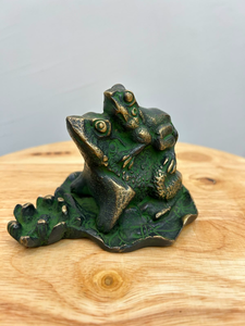 Statue de grenouille mère et bébé en laiton vert antique, figurine de famille de grenouilles vintage avec base décorative, grenouille en métal artisanale - Product Image 4