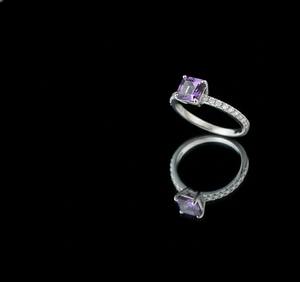 แหวนเงินแท้ 925 ประดับอเมทิสต์ทรงเหลี่ยมมรกต ดีไซน์ปีกแบบคริสเตียน สำหรับงานหมั้นและงานแต่งงาน สไตล์มินิมอล พร้อมใบรับรองจากผู้เชี่ยวชาญ - Product Image 3