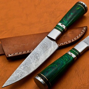 Cuchillo de caza de acero de Damasco con punta de gota, mango de madera verde y diseño de espiga completa - Product Image 1