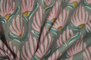 ผ้าฝ้ายพิมพ์ลายดอกบัวสีเขียวเซจและสีชมพูอ่อน – ผ้าฝ้ายอินเดียลายดอกไม้ - Product Image 5