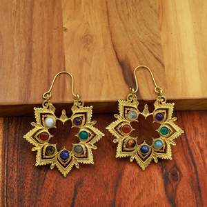 Boucles d'oreilles créoles en laiton motif Mandala 7 Chakras, vintage, avec pendentifs multi-pierres précieuses et cristaux de guérison, bijoux bohèmes - Product Image 1
