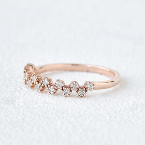 Anillo Apilable de Oro Rosa con Diamantes Florales Cultivados en Laboratorio - Product Image 3