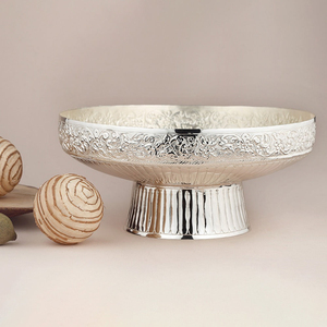 Plateau élégant en métal argenté poli fait main, bord cannelé, base ornée, vaisselle résidentielle, centre de table décoratif - Product Image 2