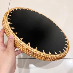 Plateau de service en rotin noir de luxe avec incrustations de nacre, idéal pour une présentation élégante de la table et pour l'accueil des invités. - Product Image 6