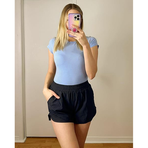 Shorts de sport pour femmes noires en polyester respirant, avec ourlet incurvé, taille haute, pour l'entraînement et le yoga - Product Image 5