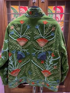Veste en velours vert faite à la main, style Suzani, broderie florale vintage, style bohème, veste courte pour femme, mode d'hiver, artisanat de designer - Product Image 2