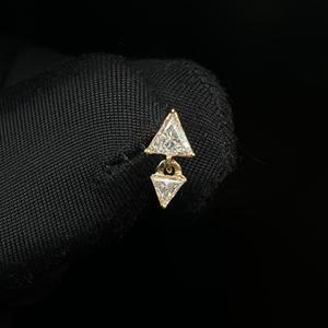 Élégantes boucles d'oreilles pendantes en diamant de laboratoire triangulaire invisible, en or 14 carats, avec design à clou fileté pour cartilage. - Product Image 2