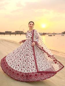 Robe Anarkali brodée florale blanche et rouge pour femme, style traditionnel indien et pakistanais, longueur ras du sol, en coton, coupe ample, idéale pour mariage - Product Image 3