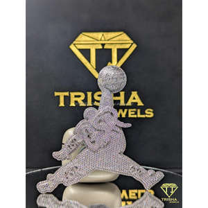 Colgante de Moissanita Premium con Diseño de Jugador de Baloncesto de Dibujos Animados Estilo Hip Hop, Certificación GIA, Plata 925, Múltiples Opciones de Chapado, Estilo Iced-Out - Product Image 1