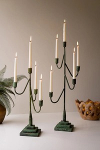 Elegante Juego de 2 Candelabros de Hierro con Pátina Verde, Portavelas de 5 Brazos, Decoración Duradera para el Hogar - Product Image 2