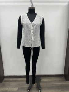 เสื้อกล้ามผู้หญิงสีขาวผ้าฝ้าย Cipele คอวี แขนกุด สไตล์ลำลอง เรียบง่าย ปักลายตาไก่ ผูกด้านหน้า ทรงปกติ ใส่ได้ทุกวัน ฤดูใบไม้ผลิ - Product Image 2