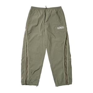 Pantalones Deportivos Holgados de Estilo Retro con Forro de Malla Personalizado en Color Morado para Hombre, Pantalones Deportivos de Nylon con Cordón en la Cintura y Rayas Laterales - Product Image 5