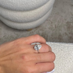 Anillo de Compromiso de Diamante Cultivado en Laboratorio con Corte de Pera KRISHNAVII KRR-154 para Mujer, Platino, Estilo Clásico de Lujo - Product Image 3