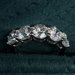 แหวนเพชรทรงกลม 2.97 กะรัต ห้าเม็ด ประดับบนตัวเรือนแพลตตินั่ม PT950 แหวนฉลองครบรอบแต่งงานสุดหรู เครื่องประดับเจ้าสาวชั้นดี แหวนแต่งงานที่โดดเด่น - Product Image 4