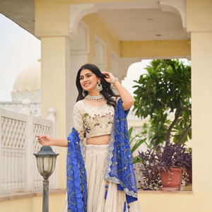 Conjunto de Lehenga de Diseño con Hilo y Lentejuelas, Choli y Lehenga de Seda con Hilo y Lentejuelas, y Dupatta con Estampado Bandhej - Product Image 1