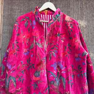 เสื้อแจ็คเก็ตพิมพ์ลายดอกไม้กำมะหยี่ทำมือสีชมพู: เสื้อโค้ทปักลายสไตล์โบฮีเมียน - Product Image 4