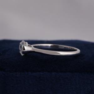 Anillo de Compromiso con Diamante Ovalado Cultivado en Laboratorio, Engaste de Media Bisel, Oro Amarillo, Joyería Elegante y Sostenible, Diseño Solitario Atemporal - Product Image 5