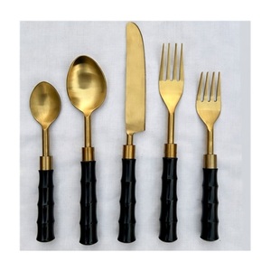 Ensemble de couverts de dernière génération, revêtement doré, manche en résine noire, acier inoxydable 304, finition mate, cuillère, fourchette, couteau, vaisselle - Product Image 1