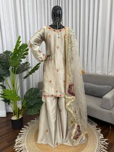 Traje Palazzo de Seda Chinon Premium con Bordado y Lentejuelas, y Dupatta de Diseñador – Ideal para Fiestas y Bodas - Product Image 3