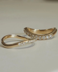 Bague de mariage ondulée en or jaune 14 carats avec diamants taille ronde 0,56 carats, anneau courbé de forme libre, bague de mariage unique à superposer - Product Image 5
