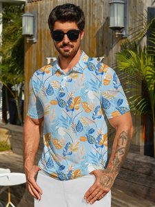 Estantes de exhibición en tiendas minoristas con estas camisetas polo botánicas de color azul claro para hombre. Nos especializamos en pedidos comerciales al por mayor y etiquetas personalizadas. - Product Image 3