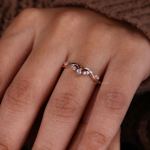 Bague de mariage en diamant de laboratoire Bague incurvée unique en or jaune massif 14K empilable Diadème Bague de fiançailles Bague en diamant pour femme - Product Image 2