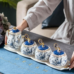 Ensemble de pots à épices en céramique écologiques imprimés de fleurs bleues, lavables au lave-vaisselle, avec couvercle en bois et plateau pour le rangement des condiments de cuisine - Product Image 3