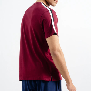 เสื้อยืดโอเวอร์ไซส์ทรงสลิม คอโอ ผลิตตามแบบ OEM เนื้อผ้าโพลีเอสเตอร์/คอตตอน ระบายอากาศได้ดี แห้งเร็ว เป็นมิตรต่อสิ่งแวดล้อม ป้องกันการหดตัว เหมาะสำหรับผู้ชายไซส์ใหญ่ สไตล์ฮิปฮอป รับผลิตตามแบบ - Product Image 4