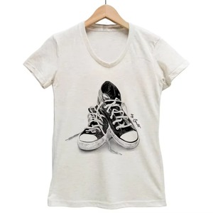 T-shirt blanc à col en V et manches courtes pour homme avec imprimé baskets, style décontracté, 100 % coton jersey, coupe classique - Product Image 1